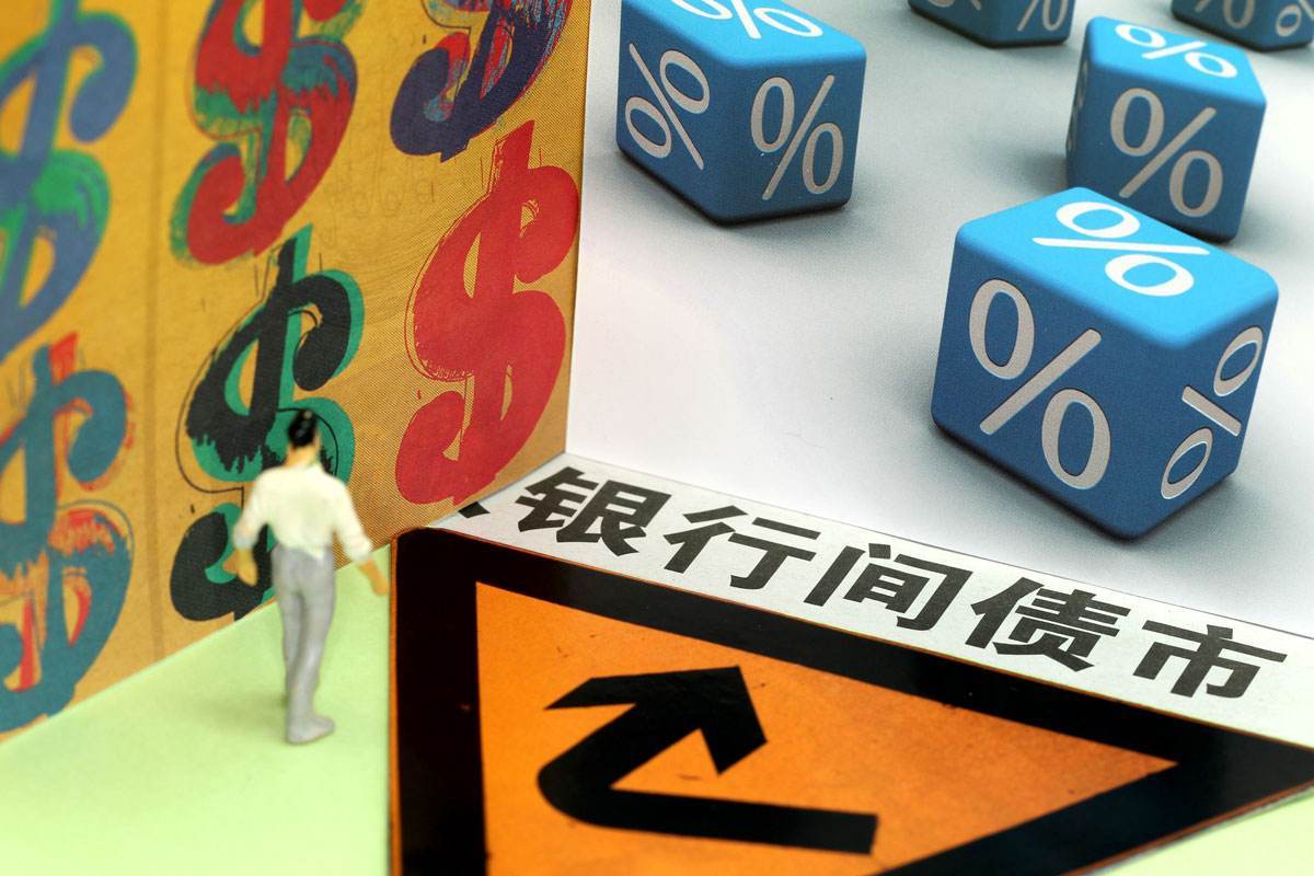 流动摆摊车乱停放 公共停车位被占用